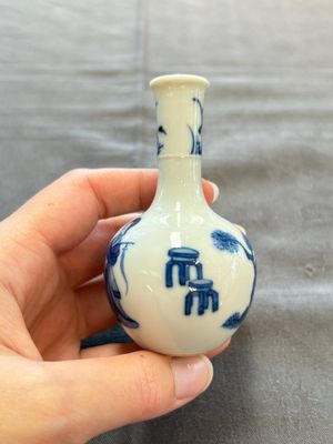 A fine Chinese blue and white miniature bottle vase with two ladies in a garden, jade 玉 mark, Kangxi — 照片 4