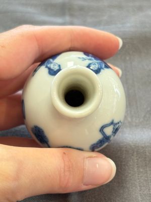 A fine Chinese blue and white miniature bottle vase with two ladies in a garden, jade 玉 mark, Kangxi — 照片 5