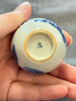 A fine Chinese blue and white miniature bottle vase with two ladies in a garden, jade 玉 mark, Kangxi — 照片 6