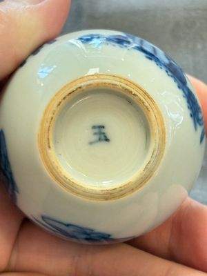 A fine Chinese blue and white miniature bottle vase with two ladies in a garden, jade 玉 mark, Kangxi — 照片 7