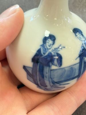 A fine Chinese blue and white miniature bottle vase with two ladies in a garden, jade 玉 mark, Kangxi — 照片 8