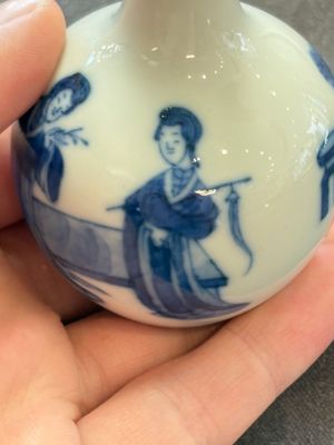 A fine Chinese blue and white miniature bottle vase with two ladies in a garden, jade 玉 mark, Kangxi — 照片 9