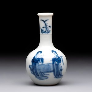 A fine Chinese blue and white miniature bottle vase with two ladies in a garden, jade 玉 mark, Kangxi — 照片 1