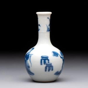 A fine Chinese blue and white miniature bottle vase with two ladies in a garden, jade 玉 mark, Kangxi — 照片 2