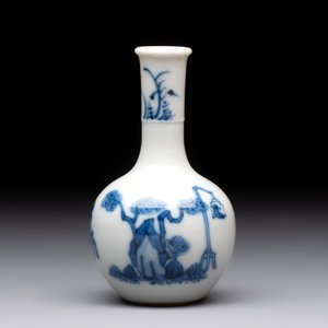 A fine Chinese blue and white miniature bottle vase with two ladies in a garden, jade 玉 mark, Kangxi — 照片 3