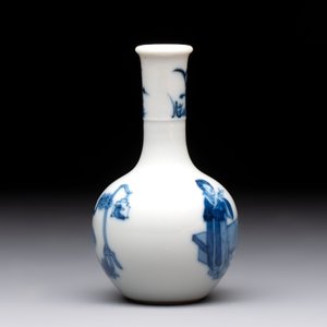 A fine Chinese blue and white miniature bottle vase with two ladies in a garden, jade 玉 mark, Kangxi — 照片 4
