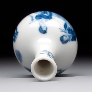 A fine Chinese blue and white miniature bottle vase with two ladies in a garden, jade 玉 mark, Kangxi — 照片 5