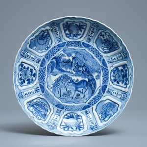 A fine Chinese blue and white moulded kraak porcelain 'deer' dish, Wanli — 照片 1