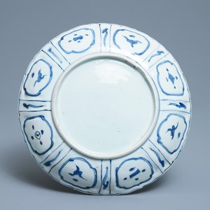 A fine Chinese blue and white moulded kraak porcelain 'deer' dish, Wanli — 照片 2