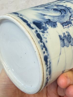 A fine Chinese blue and white 'Mountainous Riverscape' brush pot — photo 8