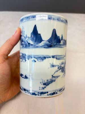 A fine Chinese blue and white 'Mountainous Riverscape' brush pot — photo 3