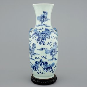 A fine Chinese blue and white on celadon ground porcelain vase with foo dogs, 19th C. — photo 1