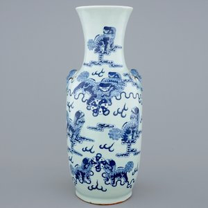 A fine Chinese blue and white on celadon ground porcelain vase with foo dogs, 19th C. — photo 2