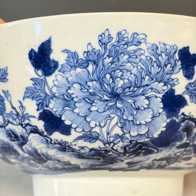 A fine Chinese blue and white 'Peonies' bowl — foto 4