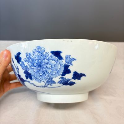 A fine Chinese blue and white 'Peonies' bowl — foto 6