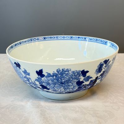A fine Chinese blue and white 'Peonies' bowl — foto 1