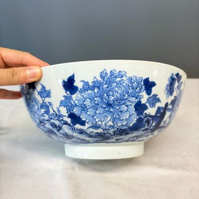 A fine Chinese blue and white 'Peonies' bowl — foto 3