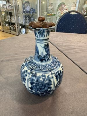 A fine Chinese blue and white 'pomegranate' kendi and a wooden cover, Wanli — foto 1