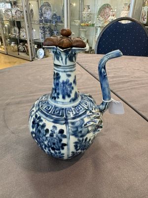 A fine Chinese blue and white 'pomegranate' kendi and a wooden cover, Wanli — foto 3