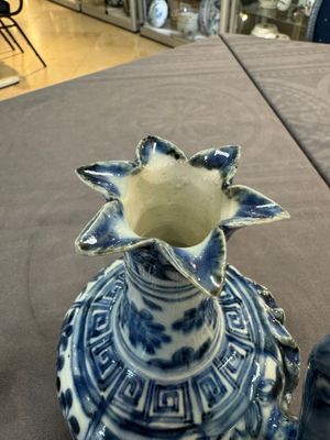 A fine Chinese blue and white 'pomegranate' kendi and a wooden cover, Wanli — foto 4