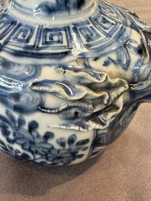 A fine Chinese blue and white 'pomegranate' kendi and a wooden cover, Wanli — foto 6
