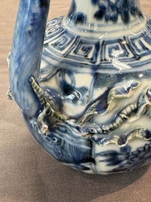 A fine Chinese blue and white 'pomegranate' kendi and a wooden cover, Wanli — foto 7