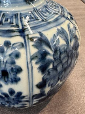 A fine Chinese blue and white 'pomegranate' kendi and a wooden cover, Wanli — foto 8