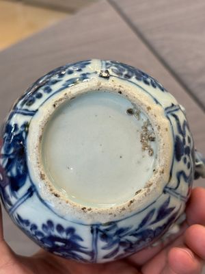 A fine Chinese blue and white 'pomegranate' kendi and a wooden cover, Wanli — foto 9