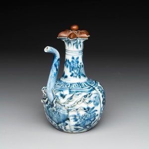 A fine Chinese blue and white 'pomegranate' kendi and a wooden cover, Wanli — foto 1