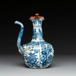A fine Chinese blue and white 'pomegranate' kendi and a wooden cover, Wanli — foto 2