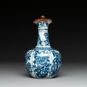A fine Chinese blue and white 'pomegranate' kendi and a wooden cover, Wanli — foto 3