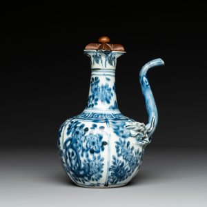 A fine Chinese blue and white 'pomegranate' kendi and a wooden cover, Wanli — foto 4