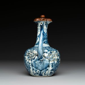 A fine Chinese blue and white 'pomegranate' kendi and a wooden cover, Wanli — foto 5