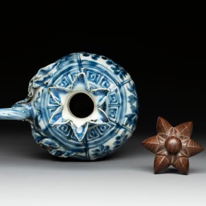 A fine Chinese blue and white 'pomegranate' kendi and a wooden cover, Wanli — foto 6