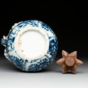 A fine Chinese blue and white 'pomegranate' kendi and a wooden cover, Wanli — foto 7