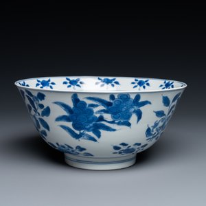 A fine Chinese blue and white 'sanduo' bowl, Kangxi mark and of the period — photo 2