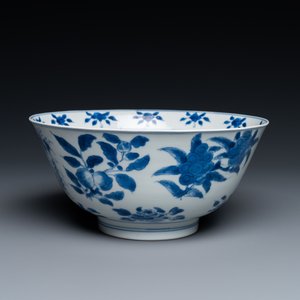 A fine Chinese blue and white 'sanduo' bowl, Kangxi mark and of the period — photo 3