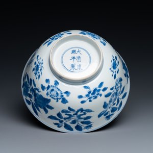A fine Chinese blue and white 'sanduo' bowl, Kangxi mark and of the period — photo 9