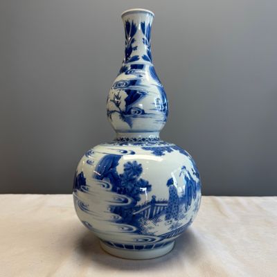 A fine Chinese blue and white ‘Scholars’ double-gourd vase — foto 4