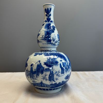 A fine Chinese blue and white ‘Scholars’ double-gourd vase — foto 5
