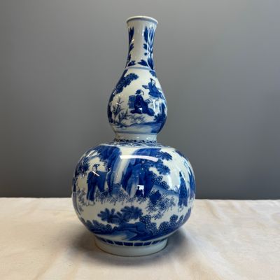 A fine Chinese blue and white ‘Scholars’ double-gourd vase — foto 6
