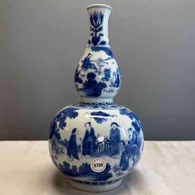 A fine Chinese blue and white ‘Scholars’ double-gourd vase — foto 1