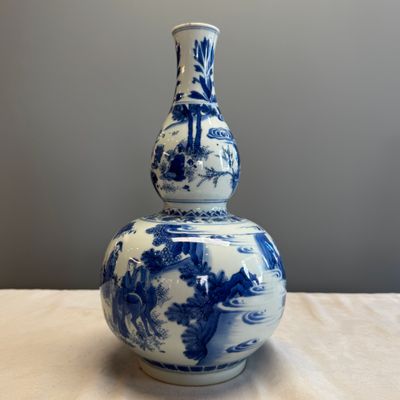 A fine Chinese blue and white ‘Scholars’ double-gourd vase — foto 3