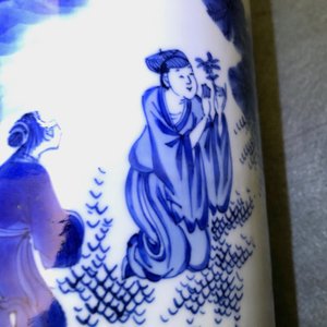 A fine Chinese blue and white sleeve vase with figural design all-round, Transitional period — 照片 12