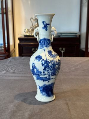 A fine Chinese blue and white vase with narrative design, Kangxi — 照片 1