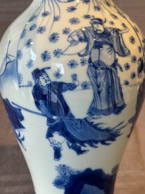 A fine Chinese blue and white vase with narrative design, Kangxi — 照片 13