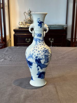 A fine Chinese blue and white vase with narrative design, Kangxi — 照片 3