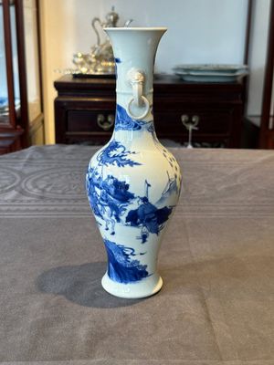 A fine Chinese blue and white vase with narrative design, Kangxi — 照片 4