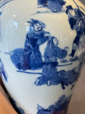 A fine Chinese blue and white vase with narrative design, Kangxi — 照片 7
