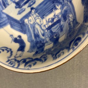 A fine Chinese blue and white Xi Xiang Ji 'temple scene' shallow bowl, Jiajing mark, Kangxi — photo 11
